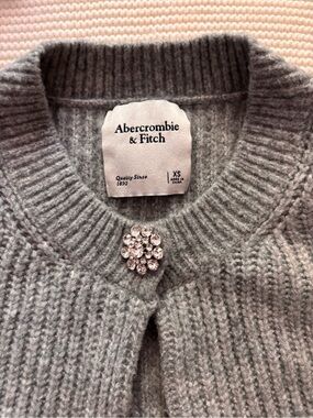 Abercrombie & Fitch Light Gray Ribbed Knit Cardigan with Rhinestone Brooch